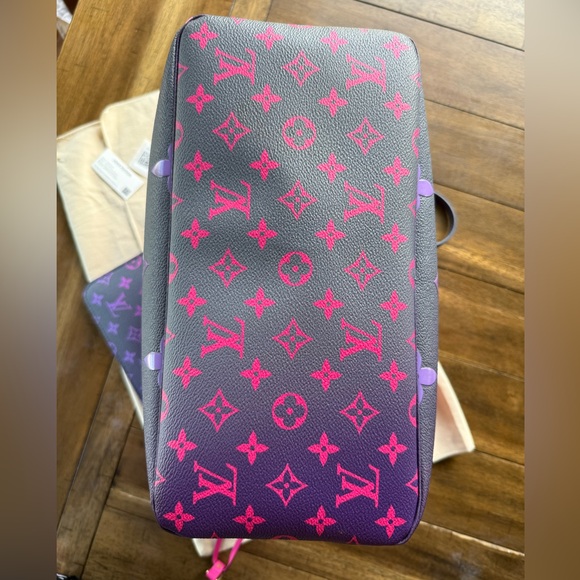 Louis Vuitton Neverfull MM & Pochette Midnight Fuchsia Spring in the City - Picture 5 of 10